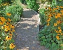 Gartenweg aus Porphyrpflaster, ausgefugt mit Epoxithartz Gartenweg aus Porphyrpflaster, ausgefugt mit Epoxithartz
