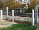 Pulverbeschichteter Doppelstabmattenzaun mit Granitstehlen am Bahnhof Flehingen